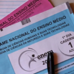 Criança é internada após madrasta obrigá-la a comer lagartixa