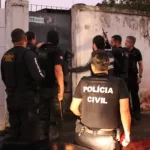 Manifestantes protestam em frente a Câmara Municipal contra o “PL do Aborto”