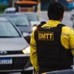 Instrutor de surf registra golfinho dando saltos na Praia do Francês